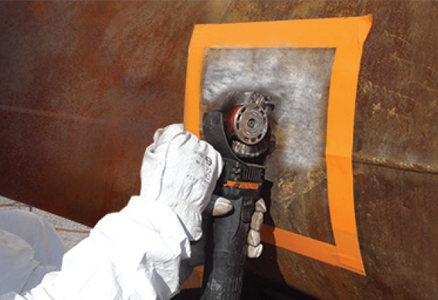 Passo 1: Preparação da superfície Sa 2½ / St 3 e rugosidade Rz > 60 µm