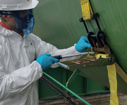 Passo 5: Aperte com a chave de torque até que o vazamento esteja vedado